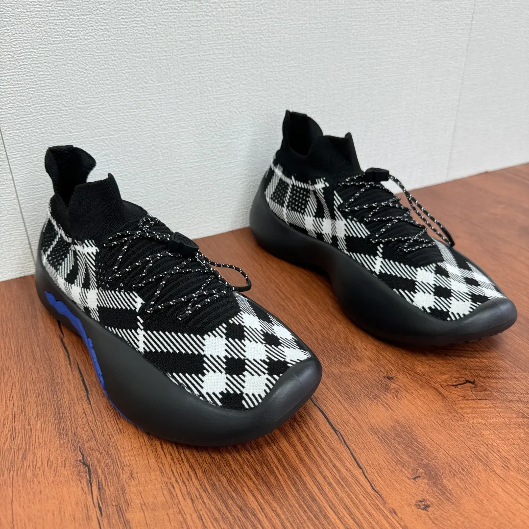 Batch 720 Guangdong high version War Horse series Burberry new men's knitted casual sneakers Burberry's classic yarn inspires the sophistication and sporty taste of this sneaker. The variegated knitted upper is extremely light and elastic, showing a tight appearance on both sides of the shoe, while the toe box adopts the unique "micropore" technology of sports accessories to sublimate breathability. The elasticity of knitwear ensures that shoes fit better and are more comfortable to wear. It is equipped with a lightweight rubber outsole, an unlined design, embellished with branded drawstring accessories, and a combination of pull-on and lace-up styles. It is comfortable and breathable for the upper foot, and comes with a full set of original packaging dust bags! Size: 39-40-41-42-43-44 Leather shoe size Item number: B9368 Black and white
